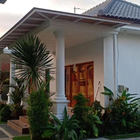 Srinadi Guest House Lovina Exterior photo