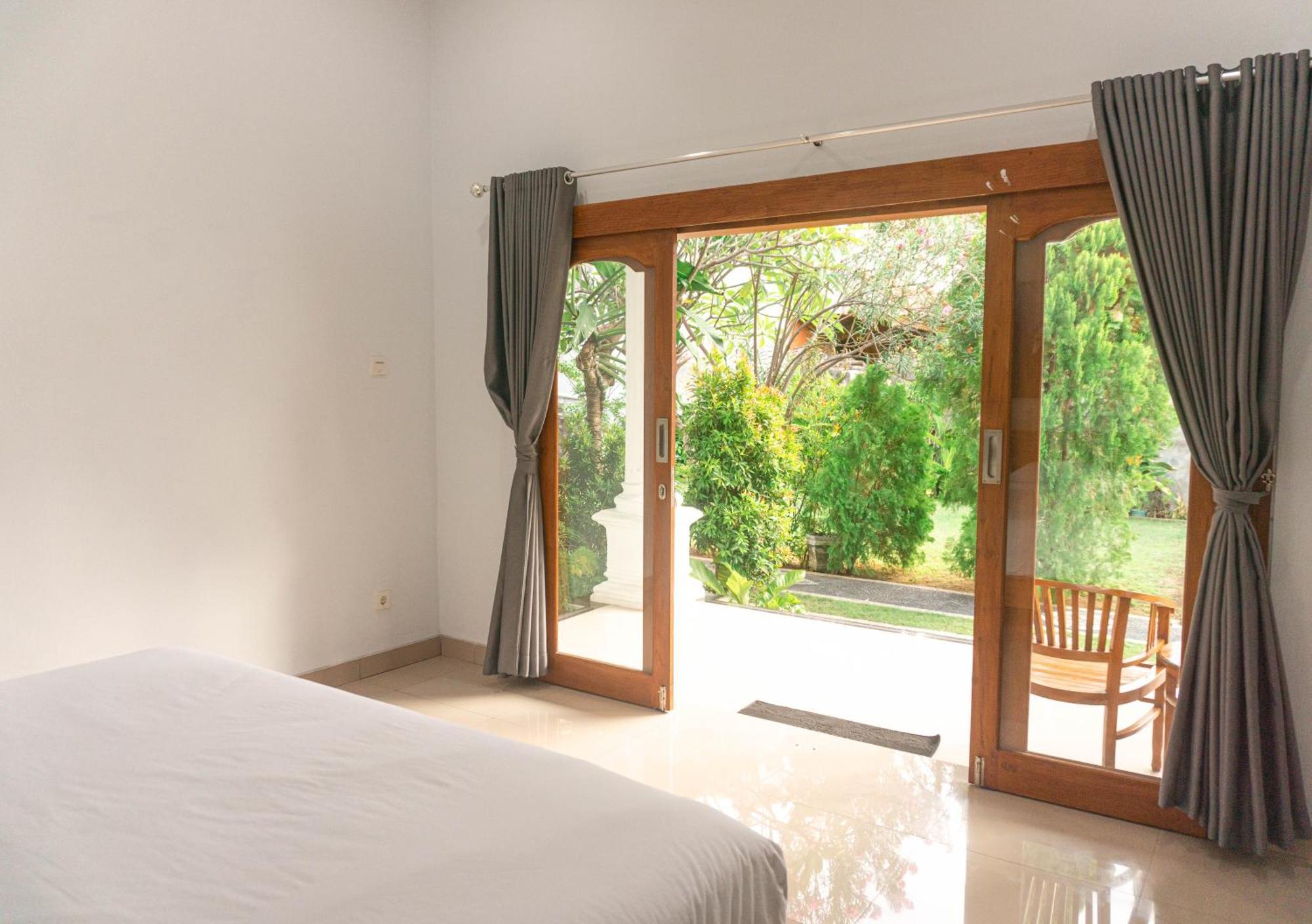 Srinadi Guest House Lovina Exterior photo