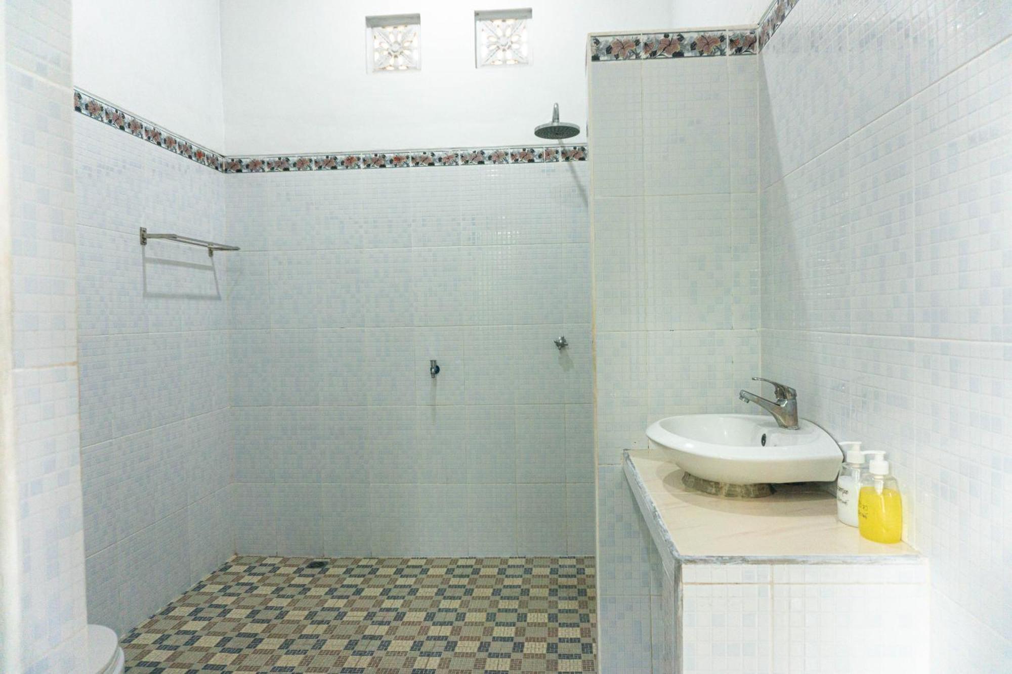 Srinadi Guest House Lovina Exterior photo