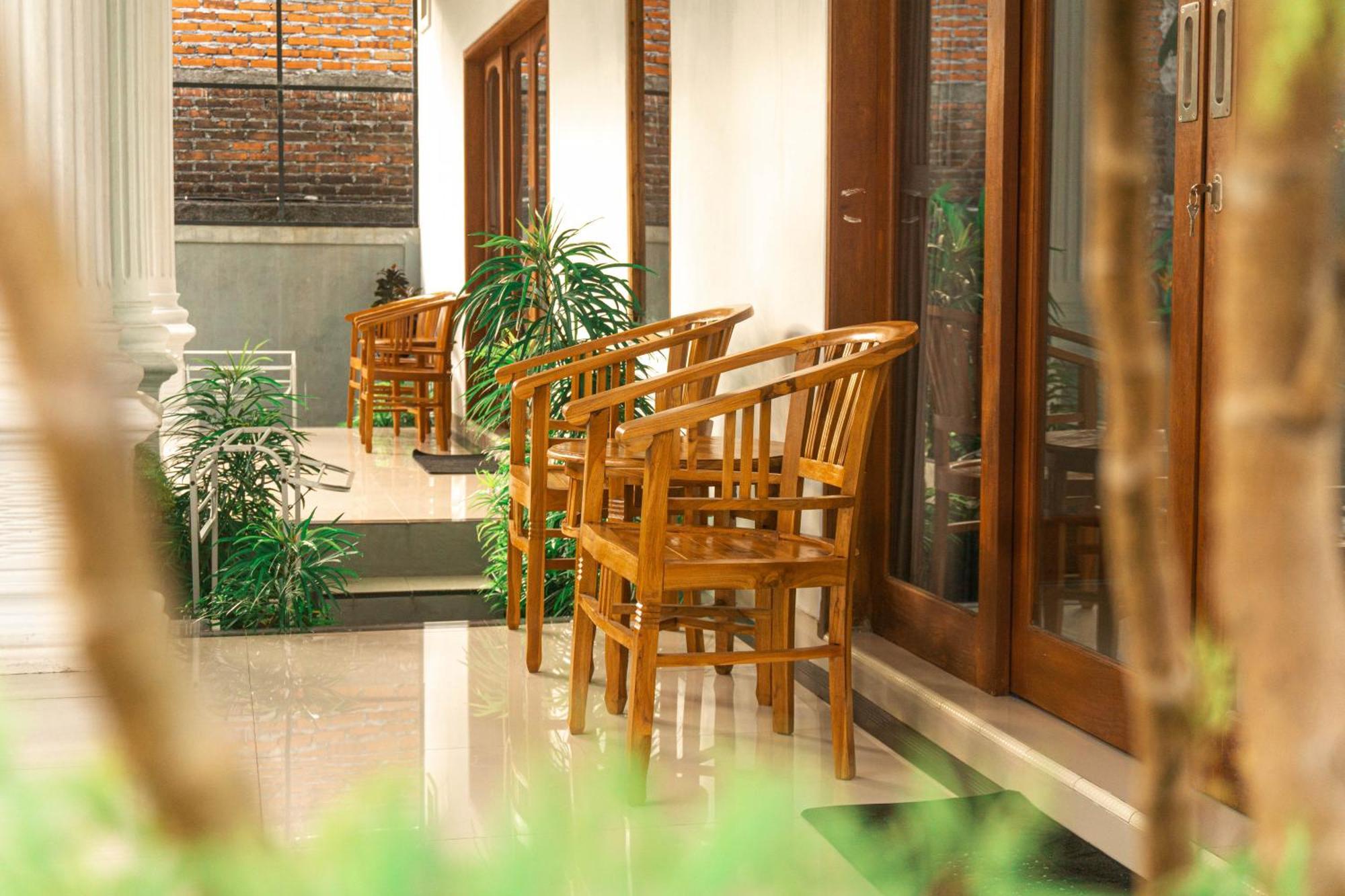 Srinadi Guest House Lovina Exterior photo