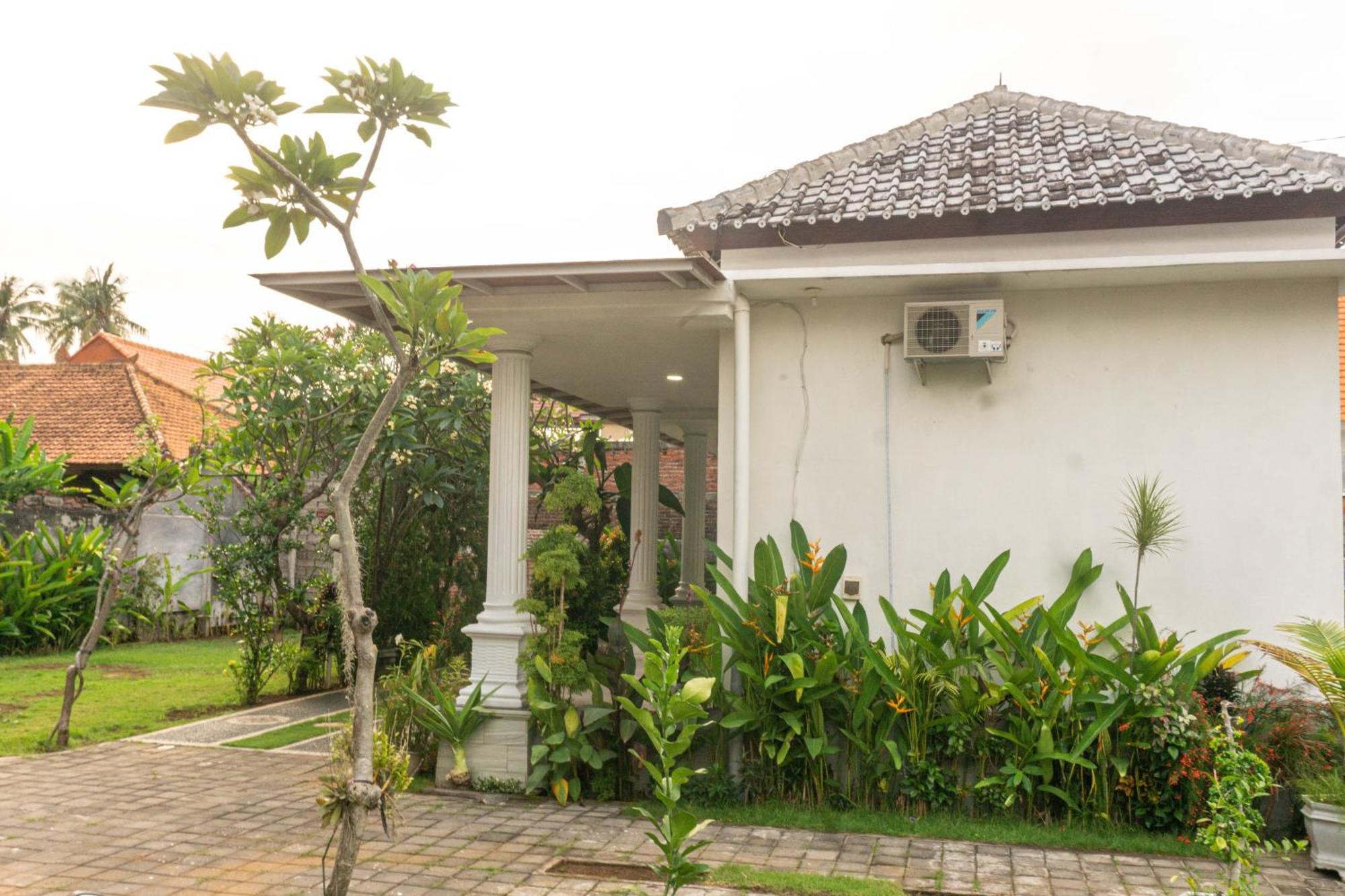 Srinadi Guest House Lovina Exterior photo
