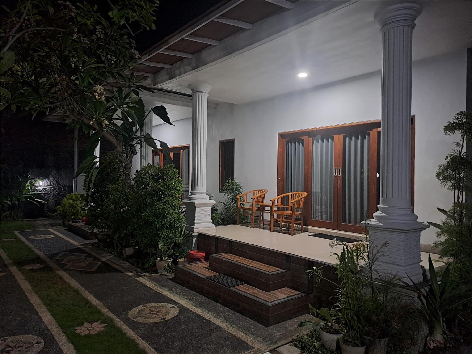 Srinadi Guest House Lovina Exterior photo