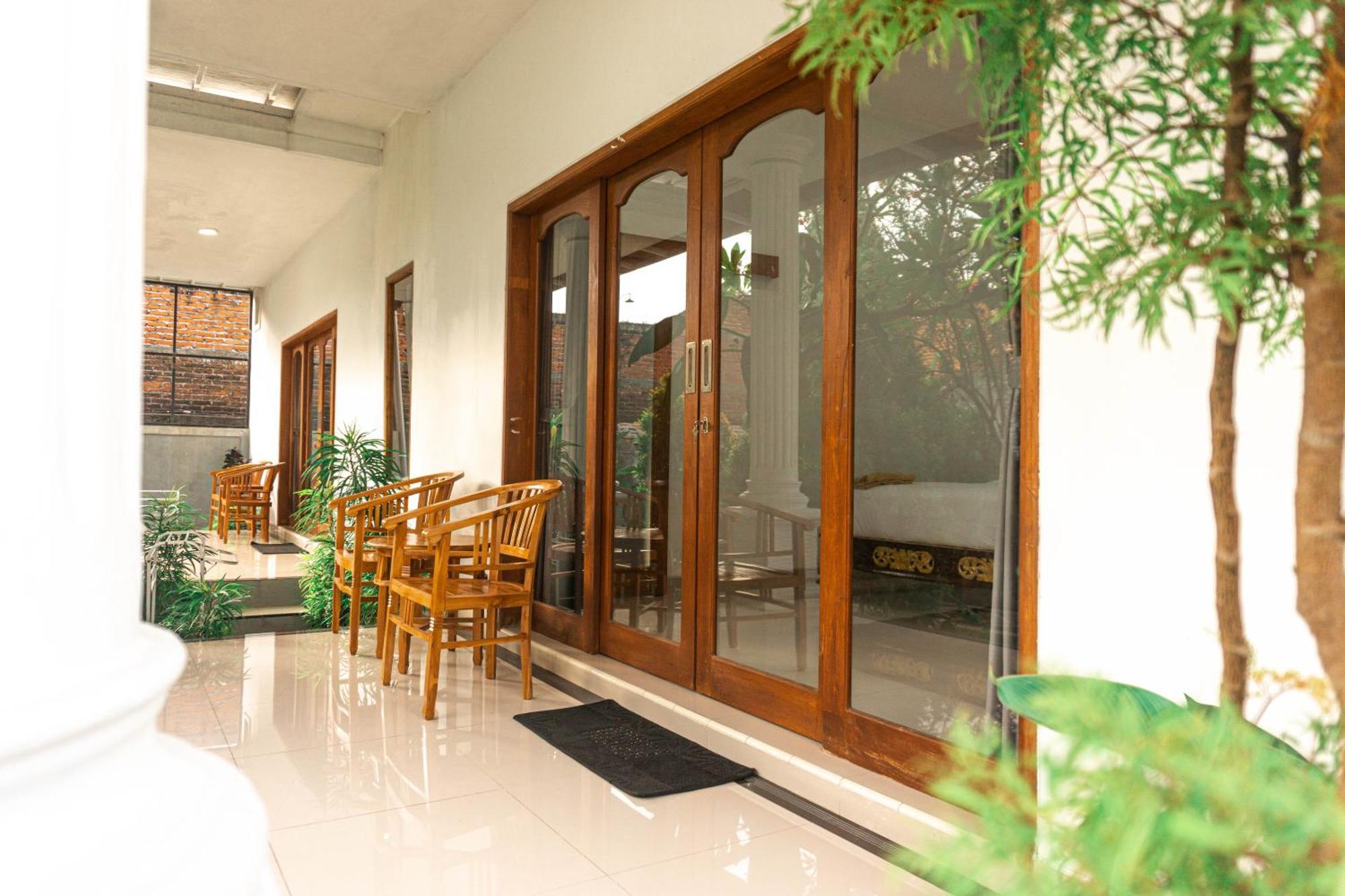 Srinadi Guest House Lovina Exterior photo