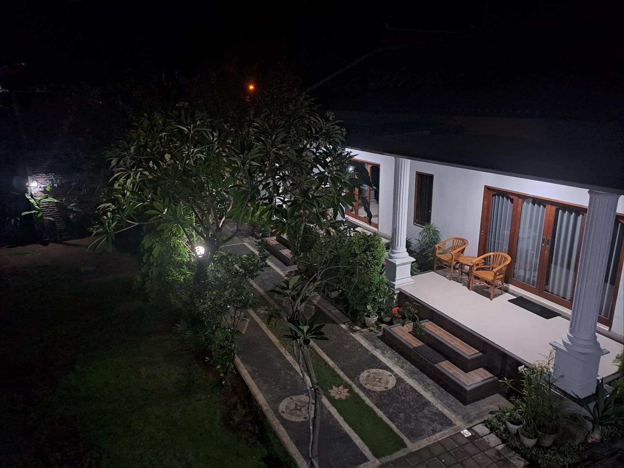 Srinadi Guest House Lovina Exterior photo